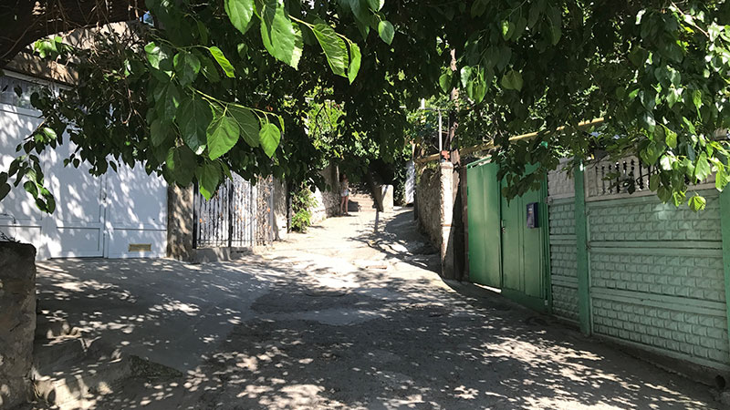 Переулок Крапивного в Алуште. Кавказская пленница