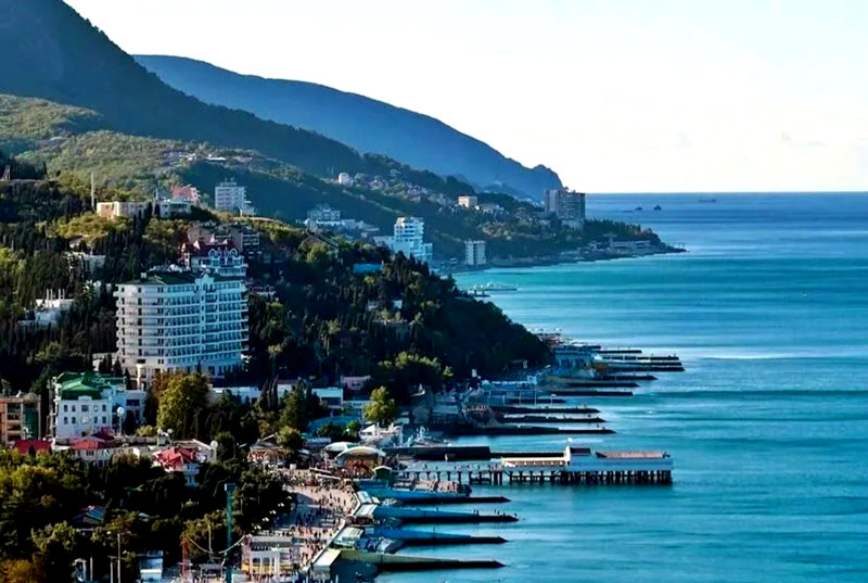 Вид на Алушту и горы
